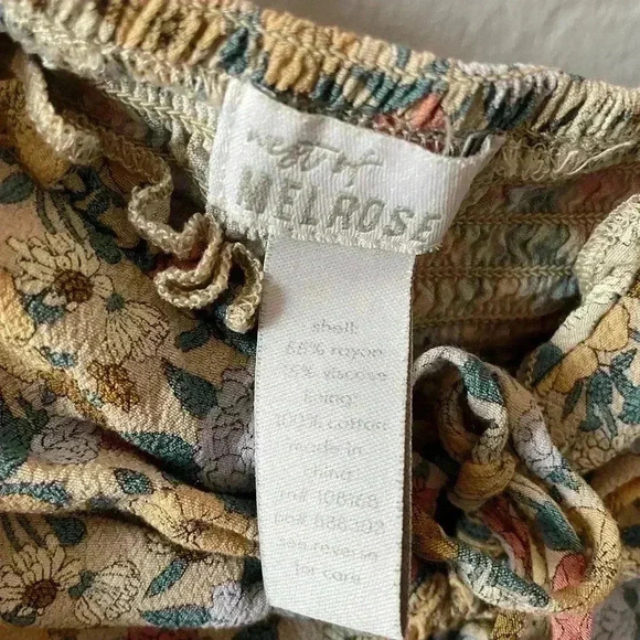 31. West of Melrose Size large floral top - Picture 3 of 3